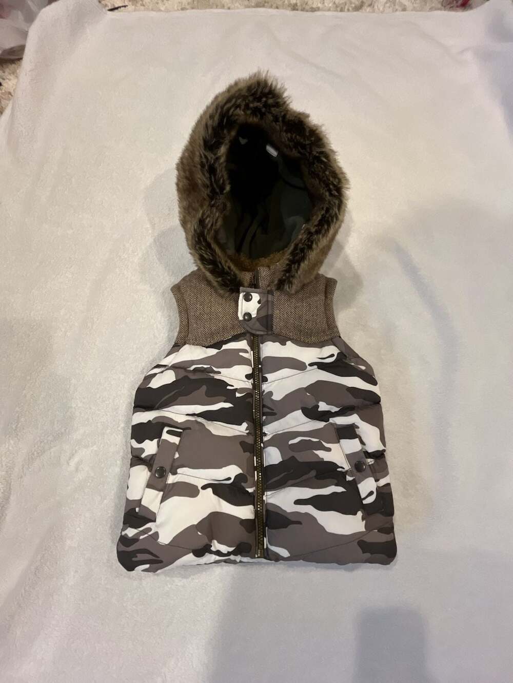 Rocha John Rocha Puffer Vest Size 5-6 boys Camo Faux Fur Hood